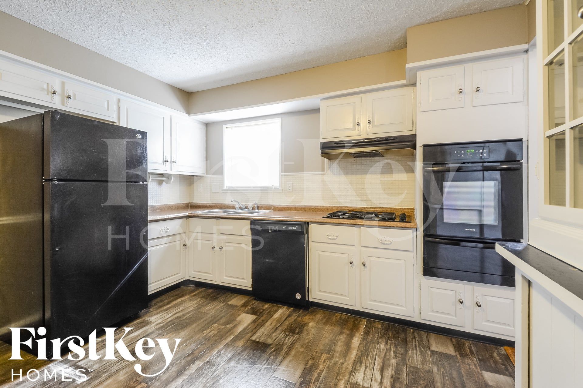 Building Photo - 6176 Silver Fox Dr