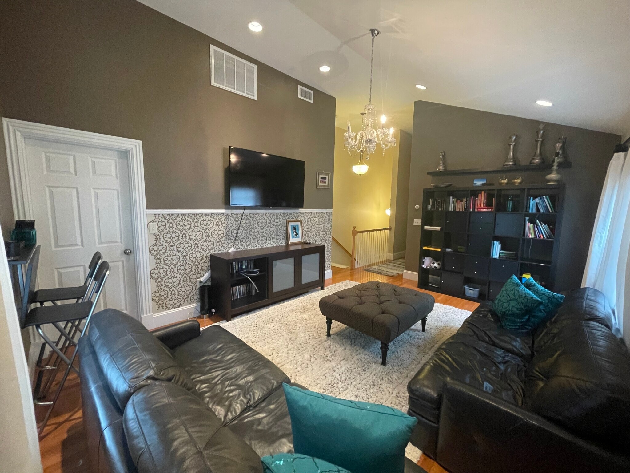 Building Photo - 14 Oak St