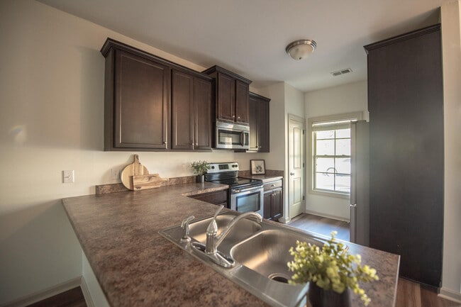 Building Photo - 915 Erika Ln