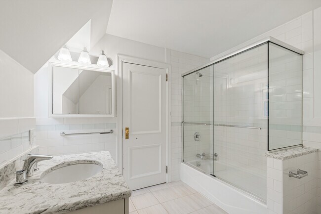 Building Photo - 30 Park Dr N