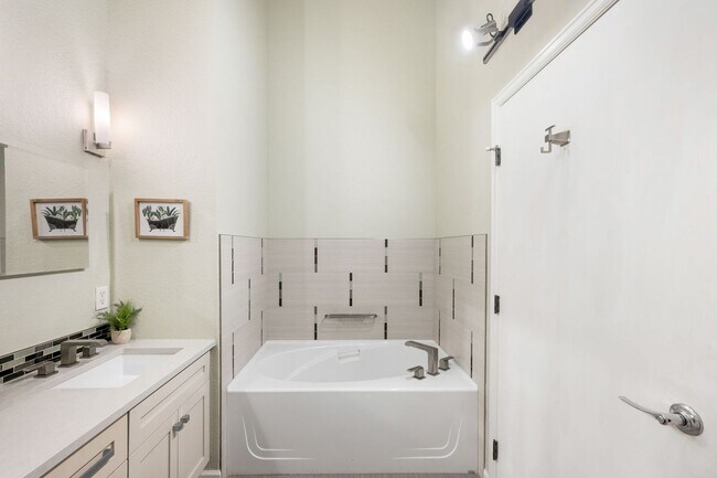 Building Photo - 2BD, 2BA Corner Unit Condo in Lowry