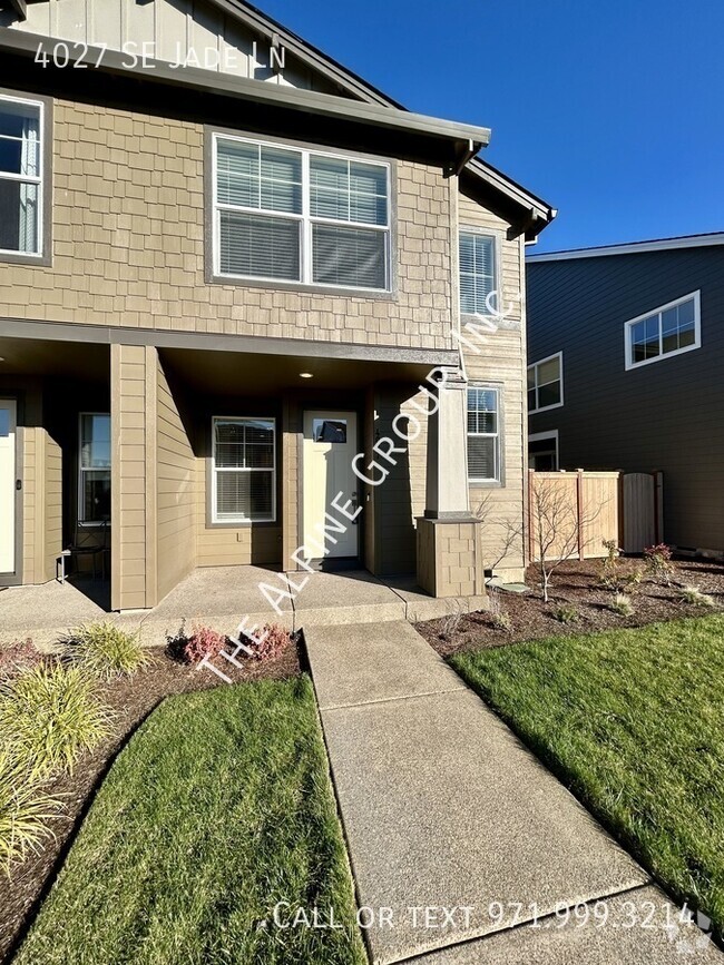 Building Photo - Hillsboro Townhome - Two Comfortable Suites!