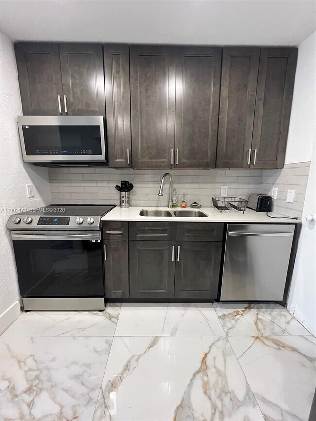 Building Photo - 3505 S Ocean Dr