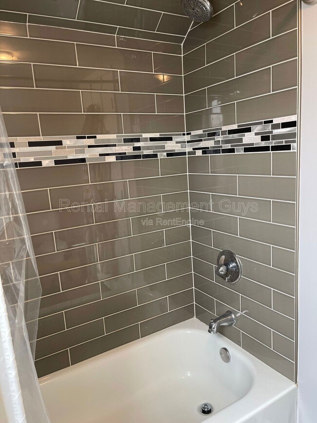 Building Photo - 4119 N Sheridan Ave