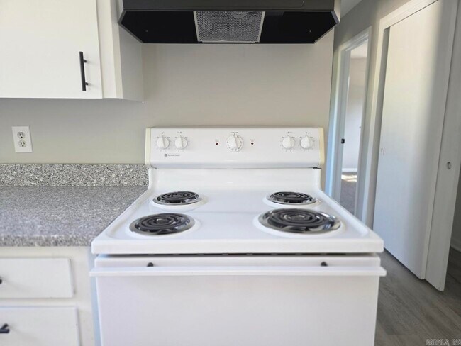 Building Photo - 408 Lindenhurst Dr