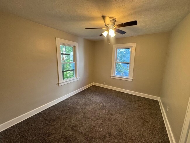 Building Photo - Charming 3-Bedroom Property in Prime Location