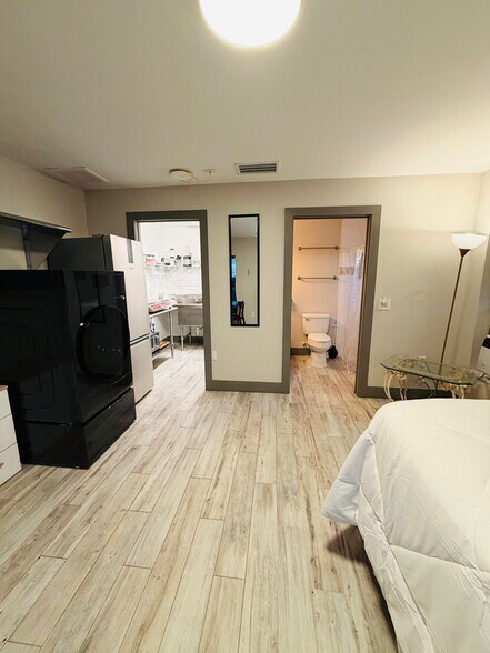 Building Photo - 2116 NE 8th Pl