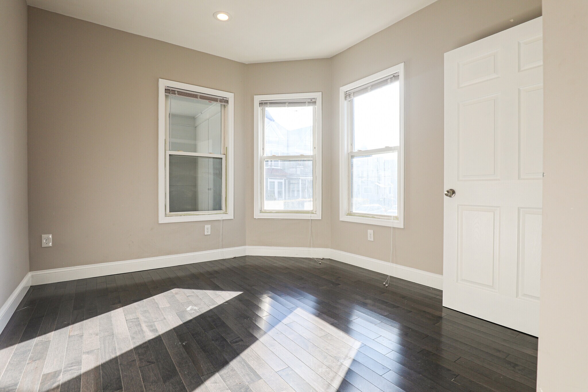 Building Photo - 77 Linden St