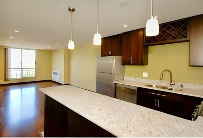 Building Photo - 33 Pond Ave