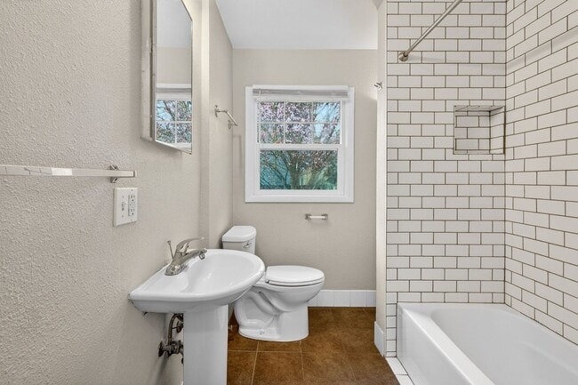 Building Photo - 3660 SE Tenino St