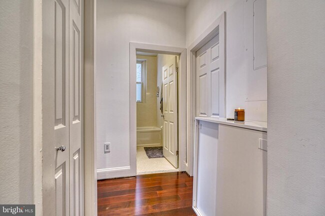 Building Photo - 12 E Mt Vernon Pl