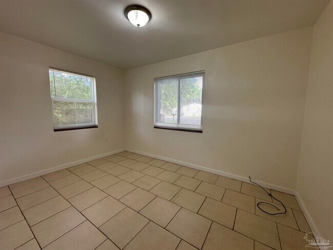 Building Photo - 120 Holmes Dr
