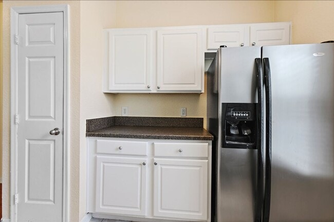 Building Photo - Highly desired Bishops Court Community condo!