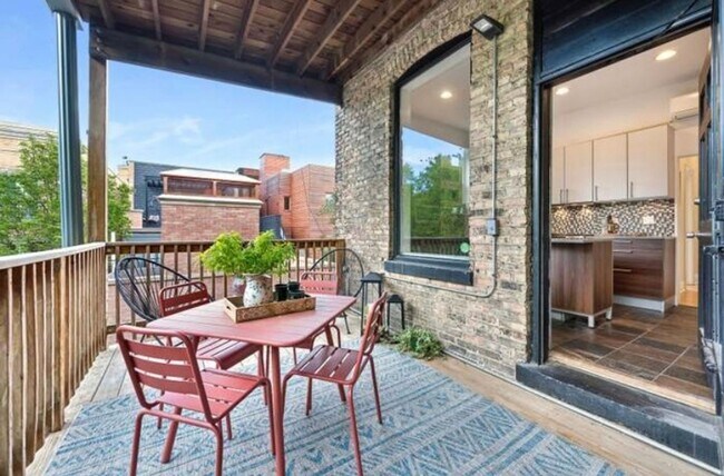 Building Photo - Spacious 3BR Condo in prime Lincoln Park l...
