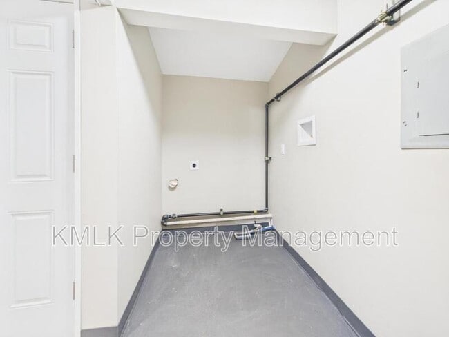 Building Photo - 9042 Maple Grove Rd