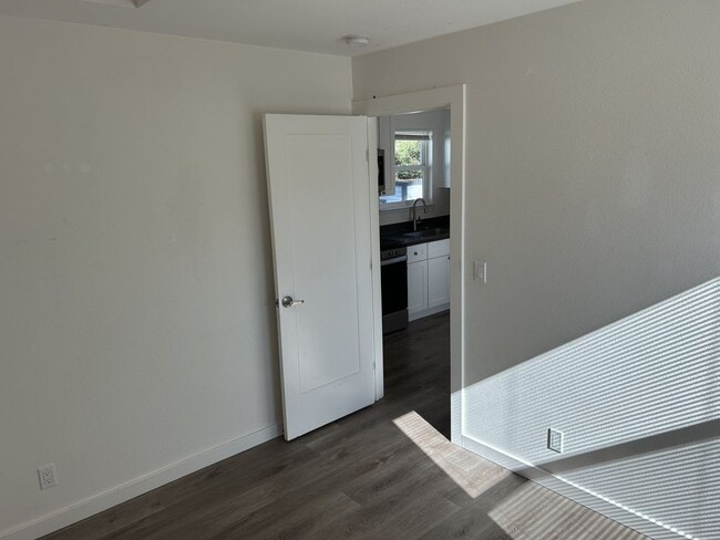 Building Photo - Super Cute 1 Bedroom, 1 Bath West Petaluma...