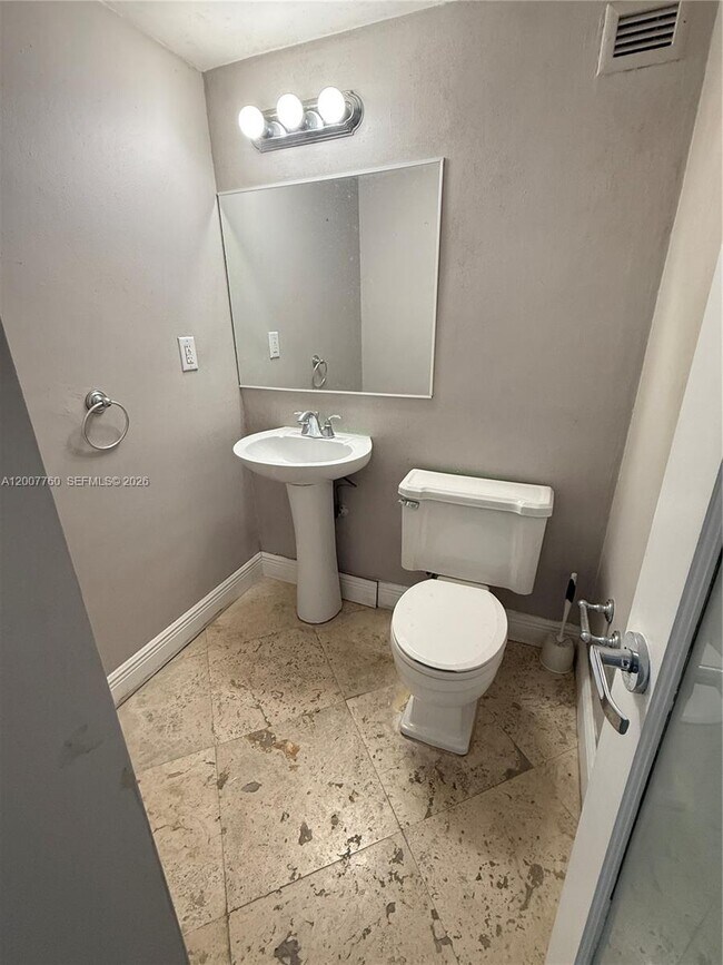 Building Photo - 5313 Collins Ave