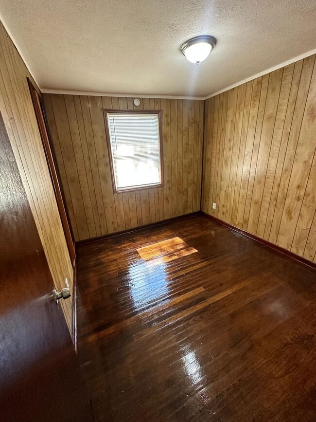 Building Photo - Fully Renovated 4 /1 Single Family House A...