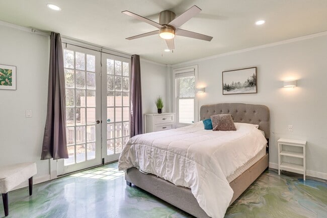 Building Photo - 372 Plum St