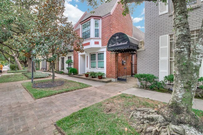 Building Photo - 811 Lovett Blvd