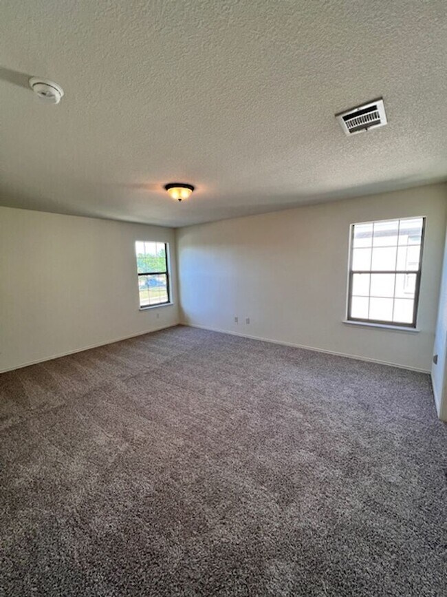 Building Photo - NorthPark / Taylor, TX / 4 bedrooms / Approx 2932 sq. ft. / Refrigerator / Washer & Dryer / New C...