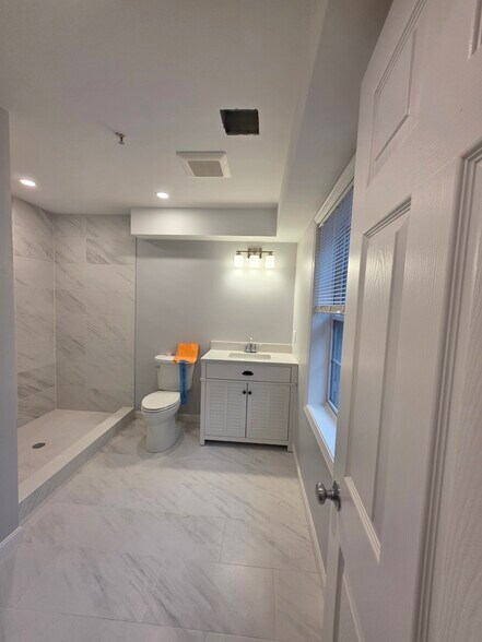 Building Photo - 34 Raymond St