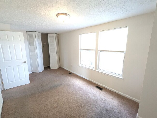 Building Photo - 1390 David Ln
