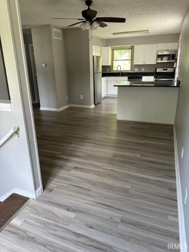 Building Photo - 1326 N Woodburn Ave