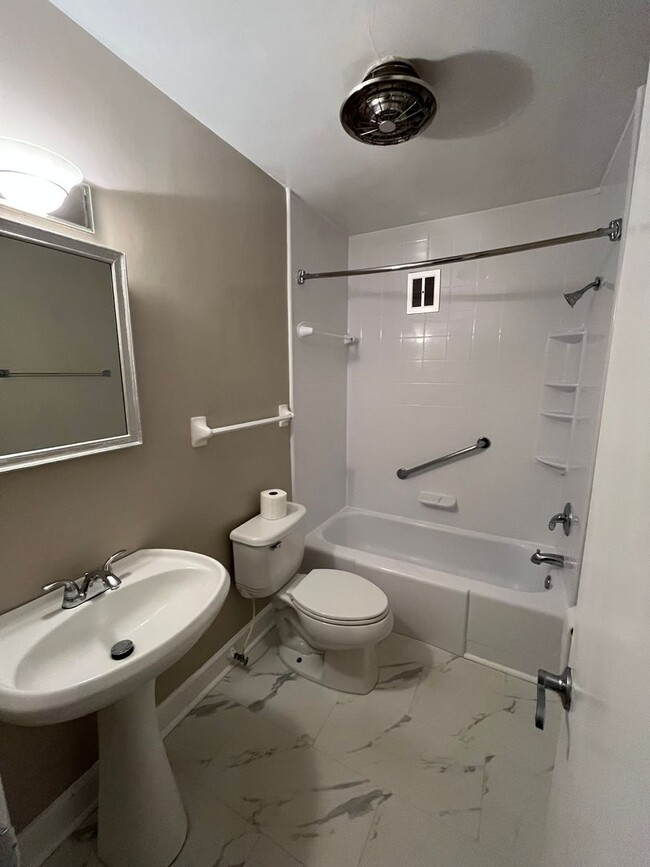 Building Photo - Walk to Vandy and Hillsboro Village, 1 Bed/1 Bath at the Villager West, Top Floor and Newly Renov...