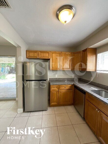 Building Photo - 506 58th St