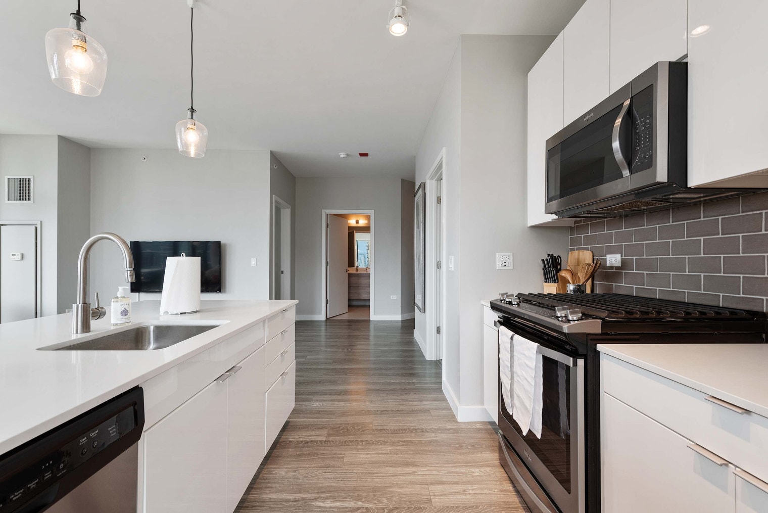 Building Photo - 823 N Clark St