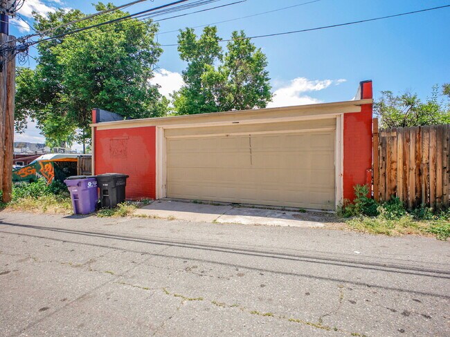 Building Photo - $1,550, 1 bed, 1 bath apartent near wash p...