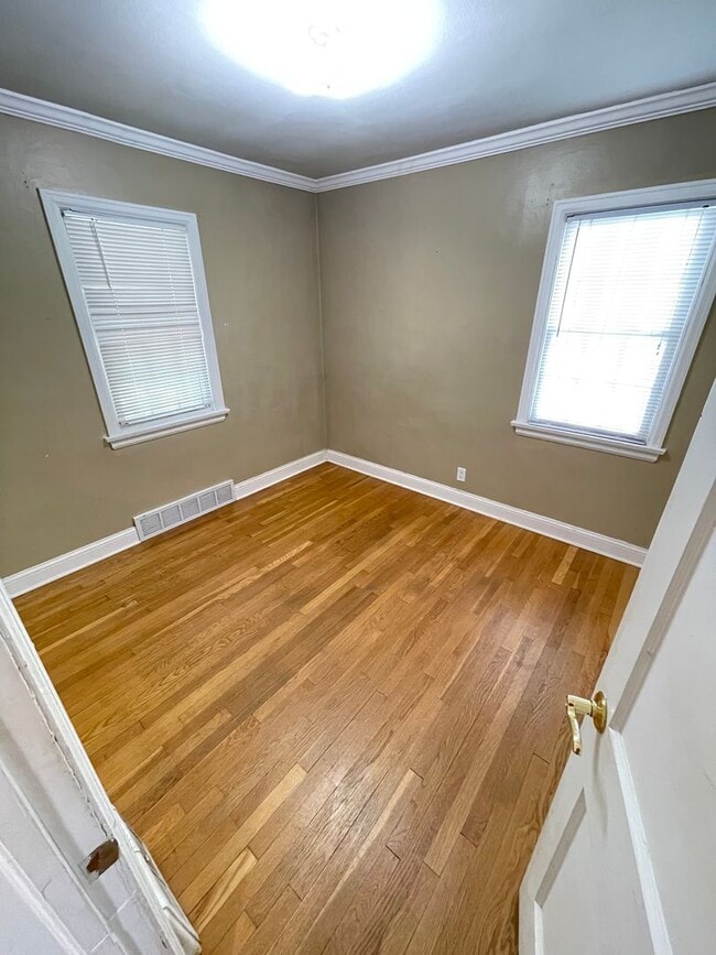 Building Photo - AVAILABLE AUGUST 15th - 2 Bed, 1 Bath With...