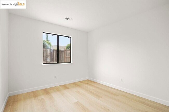 Building Photo - 1616 Lindbergh Dr