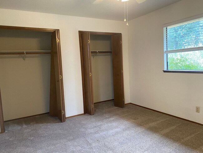 Building Photo - Nice well cared for home in desirable Edge...