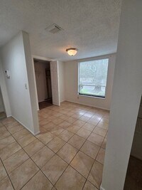 Building Photo - Temple Terrace Condo