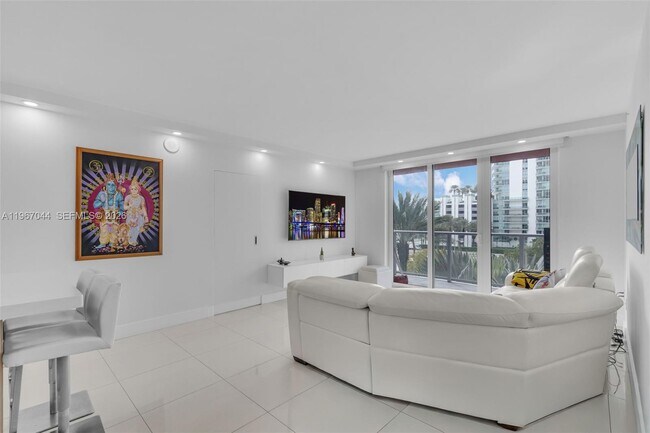 Building Photo - 1155 Brickell Bay Dr
