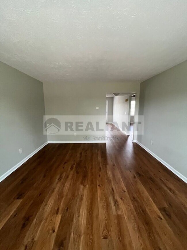 Building Photo - 425 Lenney Dr