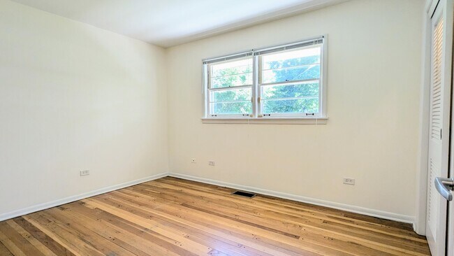 Building Photo - 2030 Crestwood Ln