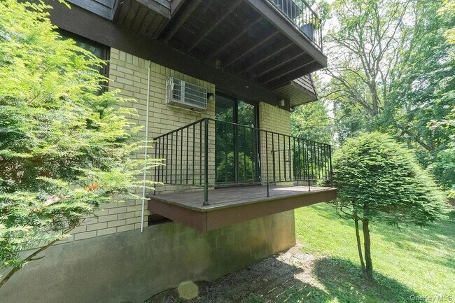 Building Photo - 1701 Cherry Hill Dr