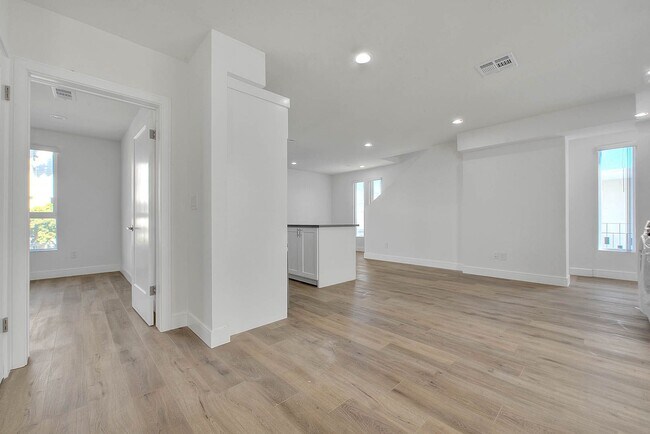 Building Photo - Luxury 2 & 4 Bed Townhomes in NoHo!