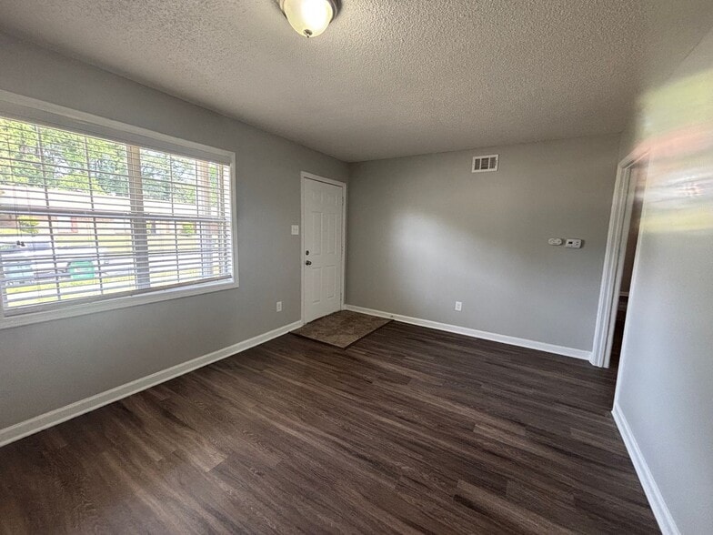 Building Photo - 3989 Battlefield Dr