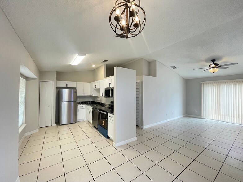 Building Photo - 312 San Gabriel St