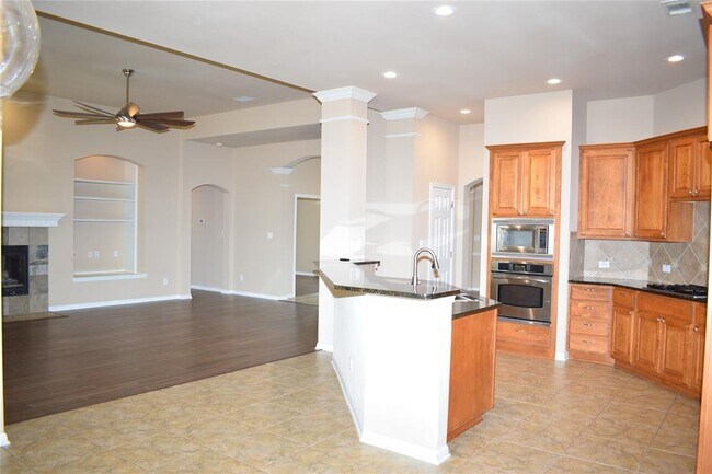 Building Photo - 7233 Via Dono Dr