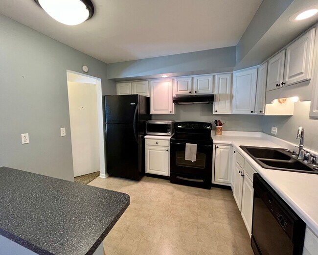 Building Photo - 3622 Lakeshore Dr