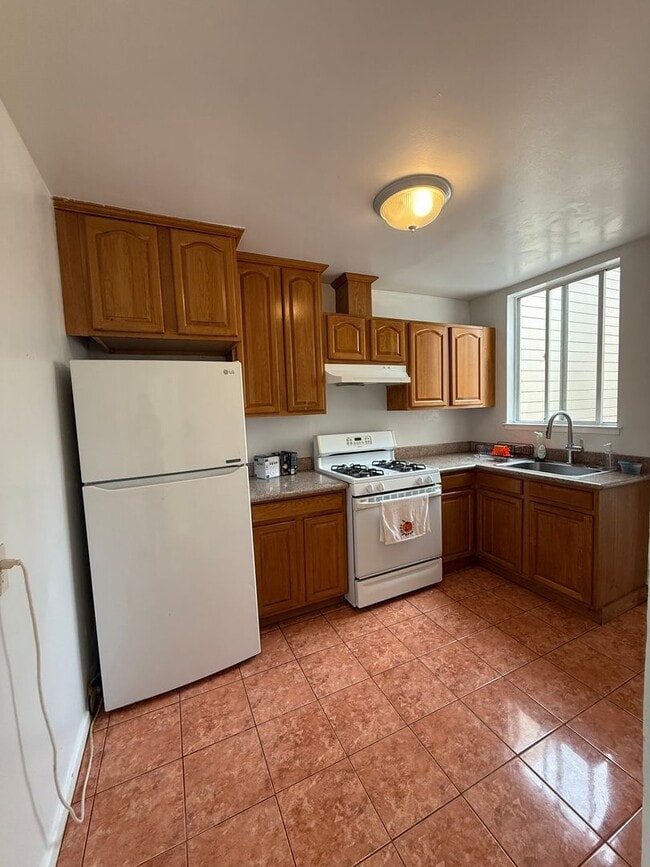Building Photo - Bright 3BR Flat Near SFSU & BART – Prime I...