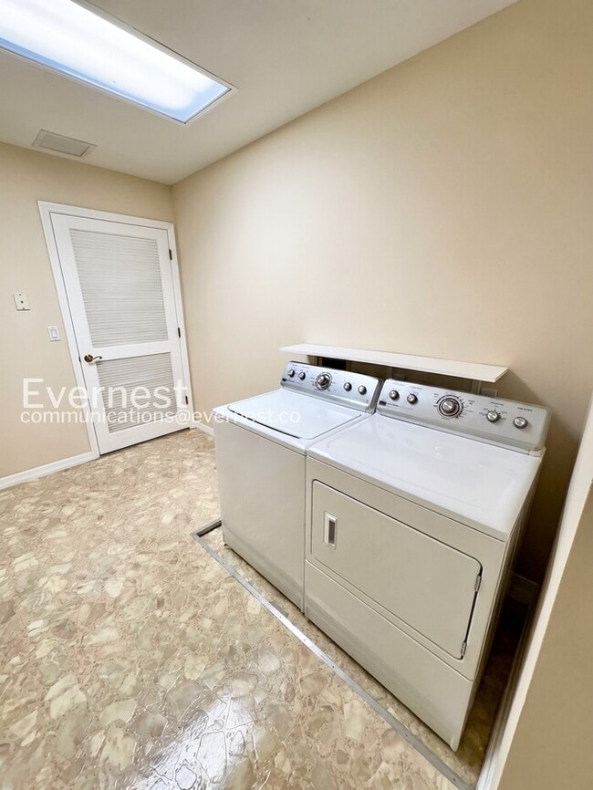 Building Photo - Spacious Living with Pool & Fitness Center Access | Available Now!