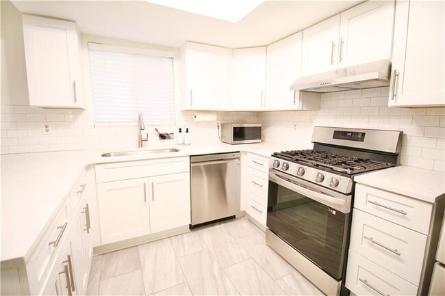 Building Photo - 34 Little Silver Ct