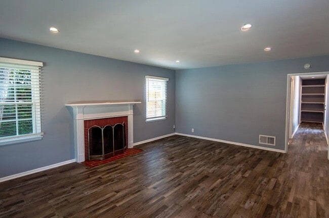 Building Photo - 1215 Sonoma Dr