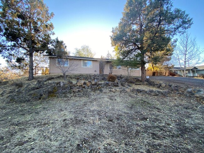 Building Photo - Lovely 3 Bedroom home on 1/2 Acre Lot in N...